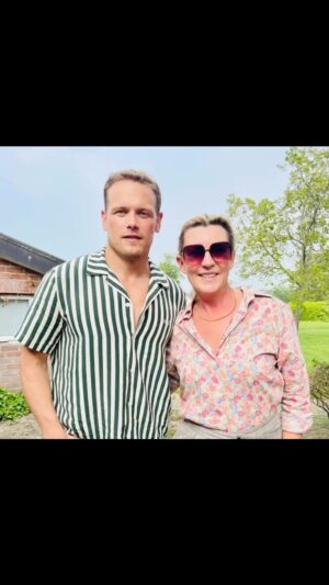Saskia Noort Instagram - Gister was ik een dagje op de set van#thecouplenextdoor, de engelstalige verfilming van mijn thriller Nieuwe Buren voor @channel4 . @samheughan speelt een van de hoofdrollen, naast @eleanortomlinson en @alfieenochofficial. Moest mezelf steeds knijpen ….