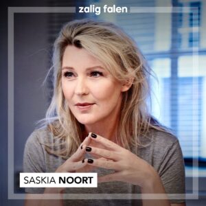 Saskia Noort Instagram - Ze heeft meer dan 3 miljoen boeken verkocht, was 17 jaar lang columnist bij LINDA., maakt een theatertour met Stella Bergsma (en een heleboel andere feministen) én werd onlangs benoemd tot Officier in de Orde van Oranje-Nassau; @saskianoort is volgens alle maatstaven succesvol. En toch voelt het heel vaak alsof ze faalt. 

“Nadat ik mijn eerste boek had geschreven, kreeg ik voor het eerst heel veel aanvragen voor lezingen. Voor de allereerste was ik zó bang dat ik weken niet sliep en op de dag zelf bijna moest overgeven”, vertelt ze in een interview met @lizzyvanhees. “Ik vond het zo eng om daar te staan en hardop voor te lezen uit mijn werk. Bang dat iedereen er doorheen zou praten, dat mensen het niet zouden begrijpen of zouden denken: wat doet dat domme kind daar?”

Nu ze ouder is, is de schrijver een hoop van die verlammende onzekerheid kwijt. Maar de angst om te falen of ‘gecanceld’ te worden, die blijft enigszins bij haar. Ook omdat mensen daar tegenwoordig persoonlijk (en hard) op worden afgerekend. “De tijdsgeest verandert en als mens moet je de kans krijgen om mee te veranderen, daar horen ook fouten bij. Het is toch veel mooier dat je als mens ergens op terug mag komen, dat je van gedachten verandert en de kans krijgt om dat ook publiek te doen?”

Lees het hele interview via de #linkinbio.

Tekst: @lizzyvanhees 
Beeld: @carlihermes