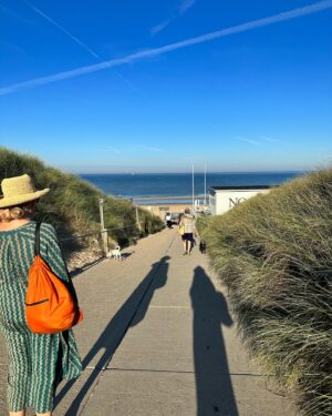 Saskia Noort Instagram - Mijn last minute trip naar Bergen aan Zee, door een dierbare collega ‘De Hamptons van Amsterdam’ genoemd, was een zalige trip vol skinny dipping, corona sipping, sliptongetjes, mooie gesprekken en zanderige stranddutjes. ❤️ @fleurdelamaurigue @annetniet @ceesnoort @dininoort