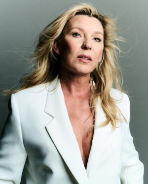 Saskia Noort Instagram - Voor mijn auteursfoto had ik een fantastische shoot met @philippevogelenzang, waaruit onder andere deze prachtige foto’s zijn gekomen. Styling @markt77, make up @bartbrom haar @haarwerkamsterdam, pakken @barbarabuiofficial @rohe_frames @frenkenfashion