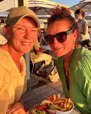 Saskia Noort Instagram - Mijn last minute trip naar Bergen aan Zee, door een dierbare collega ‘De Hamptons van Amsterdam’ genoemd, was een zalige trip vol skinny dipping, corona sipping, sliptongetjes, mooie gesprekken en zanderige stranddutjes. ❤️ @fleurdelamaurigue @annetniet @ceesnoort @dininoort