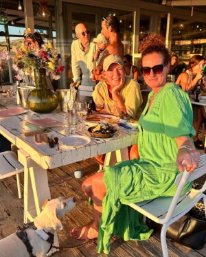 Saskia Noort Instagram - Mijn last minute trip naar Bergen aan Zee, door een dierbare collega ‘De Hamptons van Amsterdam’ genoemd, was een zalige trip vol skinny dipping, corona sipping, sliptongetjes, mooie gesprekken en zanderige stranddutjes. ❤️ @fleurdelamaurigue @annetniet @ceesnoort @dininoort