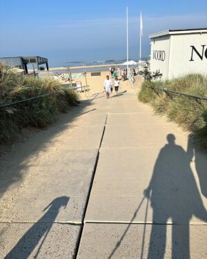 Saskia Noort Instagram - Mijn last minute trip naar Bergen aan Zee, door een dierbare collega ‘De Hamptons van Amsterdam’ genoemd, was een zalige trip vol skinny dipping, corona sipping, sliptongetjes, mooie gesprekken en zanderige stranddutjes. ❤️ @fleurdelamaurigue @annetniet @ceesnoort @dininoort