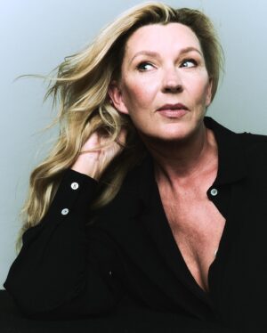 Saskia Noort Instagram - Voor mijn auteursfoto had ik een fantastische shoot met @philippevogelenzang, waaruit onder andere deze prachtige foto’s zijn gekomen. Styling @markt77, make up @bartbrom haar @haarwerkamsterdam, pakken @barbarabuiofficial @rohe_frames @frenkenfashion