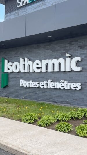 Saskia Thuot Instagram - Suivez-moi chez @portesfenetresisothermic (les meilleurs ☺️) afin d’accompagner mon amie @hughes.lulu dans le choix de sa nouvelle porte d’entrée. Avez-vous hâte de voir le résultat final? 

Nous sommes allées au magasin de Ste-Julie, mais Isothermic a des succursales partout au Québec, dont une toute nouvelle à Gatineau. 

#portesetfenetresisothermic #isothermic #fiereambassadrice