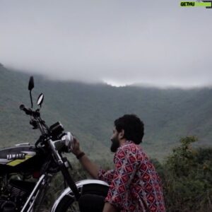 Sassi Selvaraj Instagram - RX fans assemble!! Here i introduce you all my brother "KARI"🖤 who was cherry in colour❤️ before!!

Cinematography : @santhoshkumar_sj_

#rx100 #rx135 #rxfans #repainted #rxfamily #black #2stroke #vintage #rxda