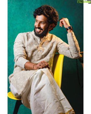 Sassi Selvaraj Instagram - Cheesee😄enjoy the festival ❤️ Happy ayudha pooja all 💙

PC : @trifocus_photography_cbe 
Costumes : @cozy_weaves 
Makeup : @lets_blush

#traditional #function #festival #joy #actor #family