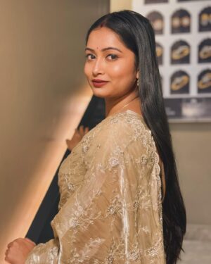 Satirtha Debnath Instagram - Awr ahista kijiye batein ❤️ 

#pankajudhas #oldsongs #photodump #sareelove