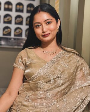 Satirtha Debnath Instagram - Awr ahista kijiye batein ❤️ 

#pankajudhas #oldsongs #photodump #sareelove