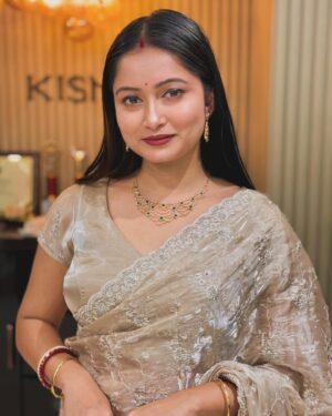 Satirtha Debnath Instagram - Awr ahista kijiye batein ❤️ 

#pankajudhas #oldsongs #photodump #sareelove