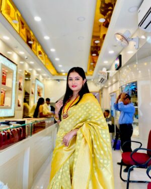 Satirtha Debnath Instagram - Isharo isharon main dil lene wale ❤️❤️

#sareelove #instadaily #instalike #trending