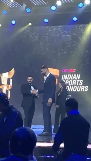 Satnam Singh Bhamara Instagram - @arjunkapoor 🤝🤣

#IndianSportsHonours #OneInABillion #AEW #SinghInRing #AEWRampage #AEWDynamite #AEWDark #AllElite #SinghIsKing #ThrowBack #TheIndianGiant #FlashBack #PunjabiGiant #Mumbai #Bollywood