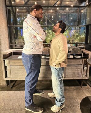 Satnam Singh Bhamara Instagram - Towering over the world with my 7ft tall  buddy! 🌎 💪