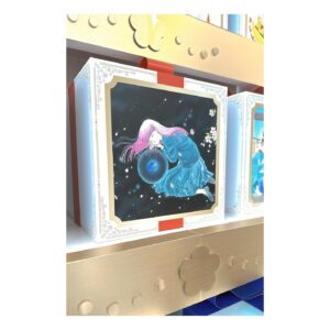 Satomi Sato Instagram - *
*
*
先日「花とゆめ展」に行ってきましたよ〜🌸

中学生くらいの時に出会ってから
いつも、私の青春の傍にいてくれた「花とゆめ」

会場に一歩入ると、大好きな作品のイラストが
一気に視界に広がって目の前がキラキラ輝き出しましたっ✨

*
*

母と一緒に、夢中になって読んでいた「ぼくの地球を守って」
繰り返し読んではボロボロ泣いて、それでも何度も
何度も読んでいた「フルーツバスケット」
常々、最高や大好き以上を表現する言葉があれば
それをありったけ捧げたいと思っている「ディアマイン 」

他にも沢山の大好きな作品たちに出会って
青春がよみがえってきたんです…！

学校帰りに寄って、本誌やコミックを買っていた本屋さんや
新品の本の匂い。カバーのツルツルとした感触。
本を読んでいたベッドの座り心地まで。
体育座りになって夢中でずーーーーっと読んでたから
読後しばらくして、やっとお尻が痛いことに気付く。
っていうのを繰り返してました。あるあるだよね☺️

すっかり忘れていた思い出と対面できて
なんだか不思議な気持ちでした。

*
*

会場には、先生方の生原稿や当時の付録や他にも
沢山の貴重な物が展示されていて
思わず声が溢れてしまうくらい素敵な宝物が
360度色んなところにあって時間を忘れて見入っ…は！
思い出したらまた行きたくなってきた…！！笑

*
*

たまたま近くにいたので、ふらりと立ち寄ってみたのですが
本当に本当に行って良かった…🥹✨✨
お土産もたくさん買えたし満足です。

時間を作って、また大好きな作品たちを
読みたくなったのでした。ふふふ。

改めまして、花とゆめ創刊50周年おめでとうございます🎉

*
*
*

#花とゆめ 
#花とゆめ展
#50周年
#おめでとうございます 
#大好きな作品 ばかり
#ぼくの地球を守って 
#フルーツバスケット 
#ディアマイン 
#他にもいっぱい 
#私の青春
#🩷