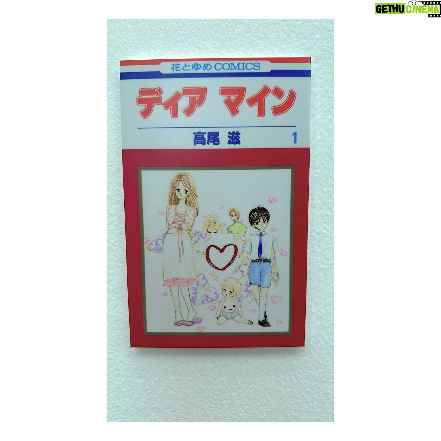 Satomi Sato - 3 Likes - *
*
*
先日「花とゆめ展」に行ってきましたよ〜🌸
中学生くらいの時に出会ってから
いつも、私の青春の傍にいてくれた「花とゆめ」
会場に一歩入ると、大好きな作品のイラストが
一気に視界に広がって目の前がキラキラ輝き出しましたっ✨
*
*
母と一緒に、夢中になって読んでいた「ぼくの地球を守って」
繰り返し読んではボロボロ泣いて、それでも何度も
何度も読んでいた「フルーツバスケット」
常々、最高や大好き以上を表現する言葉があれば
それをありったけ捧げたいと思っている「ディアマイン 」
他にも沢山の大好きな作品たちに出会って
青春がよみがえってきたんです…!
学校帰りに寄って、本誌やコミックを買っていた本屋さんや
新品の本の匂い。カバーのツルツルとした感触。
本を読んでいたベッドの座り心地まで。
体育座りになって夢中でずーーーーっと読んでたから
読後しばらくして、やっとお尻が痛いことに気付く。
っていうのを繰り返してました。あるあるだよね☺️
すっかり忘れていた思い出と対面できて
なんだか不思議な気持ちでした。
*
*
会場には、先生方の生原稿や当時の付録や他にも
沢山の貴重な物が展示されていて
思わず声が溢れてしまうくらい素敵な宝物が
360度色んなところにあって時間を忘れて見入っ…は!
思い出したらまた行きたくなってきた…!!笑
*
*
たまたま近くにいたので、ふらりと立ち寄ってみたのですが
本当に本当に行って良かった…🥹✨✨
お土産もたくさん買えたし満足です。
時間を作って、また大好きな作品たちを
読みたくなったのでした。ふふふ。
改めまして、花とゆめ創刊50周年おめでとうございます🎉
*
*
*
#花とゆめ
#花とゆめ展
#50周年
#おめでとうございます
#大好きな作品 ばかり
#ぼくの地球を守って
#フルーツバスケット
#ディアマイン
#他にもいっぱい
#私の青春
#🩷