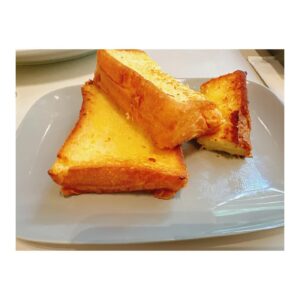 Satomi Sato Instagram - *
*
*

もうすぐ6月が終わりますね。

皆さんにとって、どんな月になりましたか？

基本的におひとり様満喫タイプでお馴染みの（？）わたしは
何故か、人と会ってお茶やご飯を楽しむ機会が
多くありました。ありがたや✨

*

大好きな大好きな心の妹♡西明日香ちゃんとも
久しぶりに会ってご飯をしましたよ〜☺️

フレンチトーストやオシャレご飯を食べながら
最近のこと、こどものこと、たくさんお喋りしました。

まさか、西ちゃんと子どもの話をする日がくるなんて…！
うれしくってくすぐったくて不思議な気持ち。
両頬がジンジンするくらいずっと笑っていられて
幸せなひとときでございました♡

後日、わざわざ誕生日プレゼントを送ってくれて…
ねえ！みんな！見て！！この可愛いアクセサリーを！！！
センスが良い！最高！！！可愛すぎて付けるのがもったいない😡
気遣い屋さんで優しい西ちゃんが、益々大好きになったのでした。らぶ。
好き過ぎて、もうすでに会いたいです🥹笑

*
*

人の相談に乗ったり、乗ってもらったり
もう思い出せない様な他愛のない話をして
少し疎遠になっていた大好きな子たちと久々連絡を取り合ったり
大好きな友達の幸せを一緒になって喜んだり。

誰かと関わる時間は、今までにない考えや発想と巡り会えて
ワクワクするから私にとっては、物凄く刺激的。

美味しいものを一緒に食べたり飲んだりしてるだけで
親密度が上がる様な気になるのって私だけでしょうか。
そうですか🥹ははっ

おひとり様を楽しむタイプなので
人と会うと「ひー！」ってなるけど、やっぱり楽しいね…！

良き刺激をいただいて気持ちが満たされたので
またストーリーで質問コーナー的なあれを
やっちゃおうかなと思案中です。💭

*
*
* 
*

そんな日々を過ごしていたら
信じたくない、悲しい報せが届きました。
今でも気持ちの整理が出来なくて
また会えそうな気すらしています。

楽しかった思い出が浮かぶたびに
辛くて悲しい気持ちになってしまうけど
ふと「亡くなった方のことを思うと、その人に綺麗な花が
降り注ぐ、周りに綺麗な花が咲く。」
という話を聞いたことを思い出しました。
（うろ覚えなので、色々曖昧ですみません。）

それなら、悲しくて苦しい気持ちで思い出すよりも
今までの感謝の気持ちや楽しかった気持ちで
記憶を辿れたらなと思ったんです。

だってその方が、花の色とか綺麗になりそうじゃないですか…！ 

あくまで気分の問題なんですけど。

私や沢山の方が思う度に、松野さんの周りが
好きな花で満たされて優しい香りがしていたらいいな。

感謝してもしきれません。
本当に、ありがとうございました。
心よりご冥福をお祈りいたします。

松野さんに教えていただいたことを忘れずに
仕事に真摯に向き合っていきたいですし
大好きな人たちとの時間を大切にしたいという気持ちが
より一層強くなりました。

いつか、あちら側に行った時に
「花が多くて、もう大変だったのよー！」
って笑い飛ばしてもらえるかな。

そうだったらいいなと、思います。

*
*
*

長くなりましたが、また新しく始まる月も
みんな楽しく元気に過ごせますように！

*
*
*

#フレンチトースト
#カフェ
#お茶 
#🫖
#楽しい時間
#感謝の気持ち
#松野太紀 さん
#ありがとうございました
