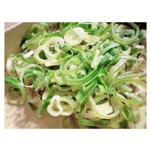 Satomi Sato Instagram - *
*
*
*

はぁ〜〜〜。くやしい！
完全に私の実力不足と勉強不足を痛感して
すごくくやしい。

でも、気付いたからには負けないぞ！

…っていう気持ちを仕事を通して
キャラクターに教えてもらった日でした。

私にできることが増えたら
キャラクターの良いところ沢山表現できるはずだから
そんなつもりなかったけど、慢心だめ。ぜったい⸌◦̈⃝⸍

本当に悔しいので、戒め戒め⸌◦̈⃝⸍戒めで投稿。

そんなこんなで、帰り道にふと
無性にたこ焼きが食べたくなって
ネギもりもりのやつをいただきました。🐙

気持ちを切り替えてがんばります。

おー！

*
*

写真は、親友ちゃんからお誕生日にもらった
素敵なプレゼント♡
私の欲しいものや好きなものを、言わなくても熟知してて
今年もツボを連打されました…♡♡
寝る前に、ほんのり良い香りをさせるんだ☺️

あと、ネギたっぷりもりもりたこ焼き。

それから、全然関係ないけど
私の推し氏が昨日も今日も最高すぎて
大の字になって寝転がりながらフルネーム呼びたい。（やめな？）

*
*
*
*
#ピローミスト
#たこ焼き
#ネギもりもり
#🐙
#普段
#こんなこと言わないけど
#あえての
#戒め
#慢心ダメ絶対 
#🥹
