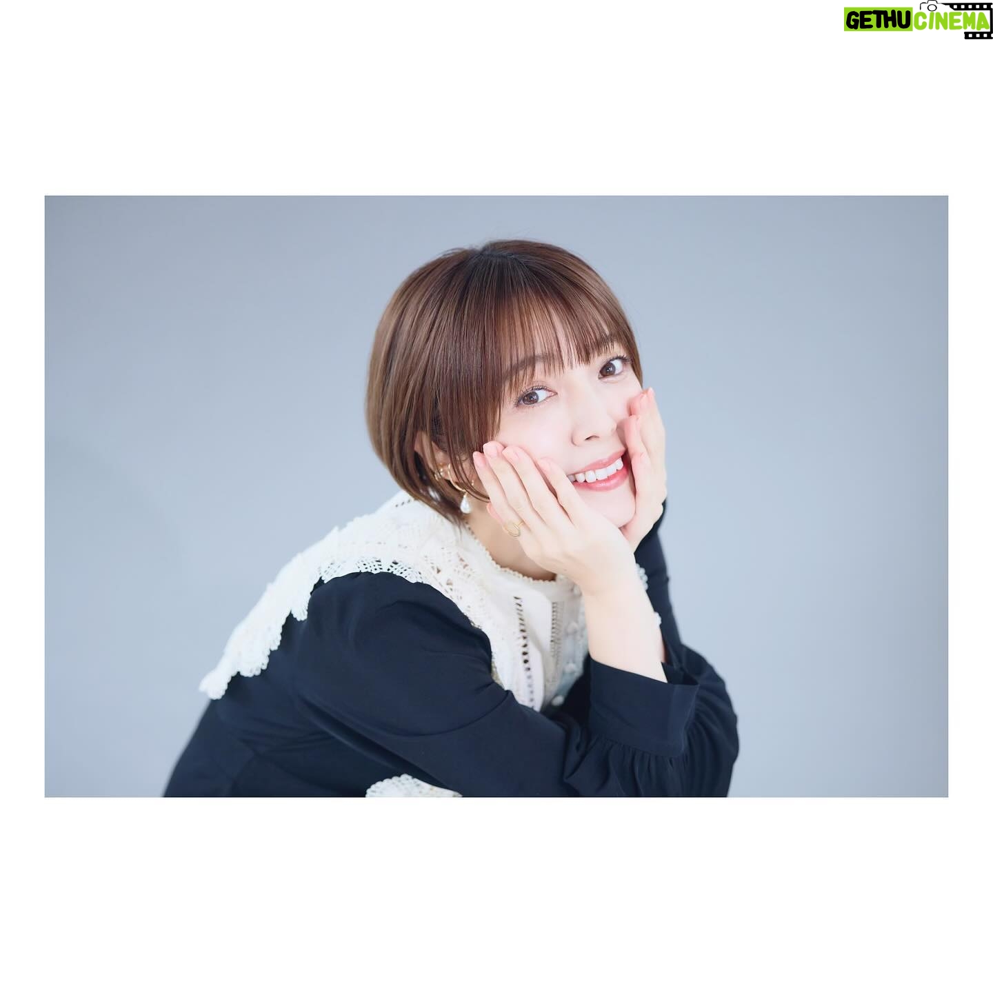 Satomi Sato - 3 Likes - *
*
*
*
オフショット📷
先日ブログにも載せましたが、こちらにも。
新しくInstagramのアイコンにした写真は
ここに載せているピンクの服にするか黒の服にするか
直前まで迷いに迷って、仲良しさんたちに色々聞いた結果
「あんまりイメージないから逆に新鮮かも!」ということで
黒になりました🖤
繊細なレースが可愛くて、お気に入りのお洋服。
今回は、大好きで信頼しているカメラマンの江藤はんなさんと
メイクの大庭由美恵さんに素敵に仕上げて頂いたのです✨✨
大好きなお2人のパワーのお陰で、めちゃくちゃ盛れたのよ🥹
選ばれし1枚しかお見せできないのは悲しかったので
オフショットを載せることにしました。
みんな!見て!!盛れてるから!お願い!!!笑
*
*
ピンクのセーターは、可愛くて一目惚れ🩷
犬が可愛いんですよ。ふふふ。見てみて🐶
ピンクと白と水色という大好きな配色だったので
なんだか、ふにゃふにゃ嬉しそうな顔してますね。笑
*
*
自撮りも載せたろ!
この時は、すごく痩せてた気がする。
…今?今は、ほら、お菓子が美味しい季節でさ…🥲
*
*
*
#オフショット
#撮影
#お洋服 もですが
#アクセサリー が
#お気に入り の子たちばかり
#💍
#よかったら
#注目してみてください
#💎
#🐶
#🎀
#お察しの通り
#宣材写真 の
#オフショットも今度載せます
#📷
#佐藤聡美
