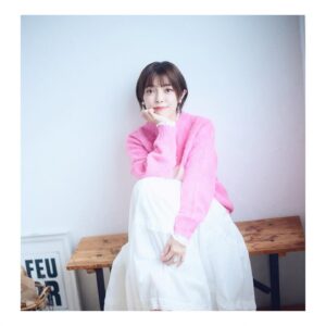 Satomi Sato Instagram - *
*
*
*

オフショット📷

先日ブログにも載せましたが、こちらにも。

新しくInstagramのアイコンにした写真は
ここに載せているピンクの服にするか黒の服にするか
直前まで迷いに迷って、仲良しさんたちに色々聞いた結果
「あんまりイメージないから逆に新鮮かも！」ということで
黒になりました🖤

繊細なレースが可愛くて、お気に入りのお洋服。

今回は、大好きで信頼しているカメラマンの江藤はんなさんと
メイクの大庭由美恵さんに素敵に仕上げて頂いたのです✨✨

大好きなお2人のパワーのお陰で、めちゃくちゃ盛れたのよ🥹
選ばれし1枚しかお見せできないのは悲しかったので
オフショットを載せることにしました。

みんな！見て！！盛れてるから！お願い！！！笑

*
*

ピンクのセーターは、可愛くて一目惚れ🩷
犬が可愛いんですよ。ふふふ。見てみて🐶
ピンクと白と水色という大好きな配色だったので
なんだか、ふにゃふにゃ嬉しそうな顔してますね。笑

*
*

自撮りも載せたろ！
この時は、すごく痩せてた気がする。

…今？今は、ほら、お菓子が美味しい季節でさ…🥲

*
*
*
#オフショット
#撮影 
#お洋服 もですが
#アクセサリー が
#お気に入り の子たちばかり
#💍 
#よかったら 
#注目してみてください 
#💎
#🐶
#🎀
#お察しの通り
#宣材写真 の
#オフショットも今度載せます
#📷 
#佐藤聡美