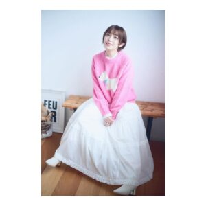 Satomi Sato Instagram - *
*
*
*

オフショット📷

先日ブログにも載せましたが、こちらにも。

新しくInstagramのアイコンにした写真は
ここに載せているピンクの服にするか黒の服にするか
直前まで迷いに迷って、仲良しさんたちに色々聞いた結果
「あんまりイメージないから逆に新鮮かも！」ということで
黒になりました🖤

繊細なレースが可愛くて、お気に入りのお洋服。

今回は、大好きで信頼しているカメラマンの江藤はんなさんと
メイクの大庭由美恵さんに素敵に仕上げて頂いたのです✨✨

大好きなお2人のパワーのお陰で、めちゃくちゃ盛れたのよ🥹
選ばれし1枚しかお見せできないのは悲しかったので
オフショットを載せることにしました。

みんな！見て！！盛れてるから！お願い！！！笑

*
*

ピンクのセーターは、可愛くて一目惚れ🩷
犬が可愛いんですよ。ふふふ。見てみて🐶
ピンクと白と水色という大好きな配色だったので
なんだか、ふにゃふにゃ嬉しそうな顔してますね。笑

*
*

自撮りも載せたろ！
この時は、すごく痩せてた気がする。

…今？今は、ほら、お菓子が美味しい季節でさ…🥲

*
*
*
#オフショット
#撮影 
#お洋服 もですが
#アクセサリー が
#お気に入り の子たちばかり
#💍 
#よかったら 
#注目してみてください 
#💎
#🐶
#🎀
#お察しの通り
#宣材写真 の
#オフショットも今度載せます
#📷 
#佐藤聡美
