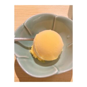 Satomi Sato Instagram - *
*
*

もうすぐ6月が終わりますね。

皆さんにとって、どんな月になりましたか？

基本的におひとり様満喫タイプでお馴染みの（？）わたしは
何故か、人と会ってお茶やご飯を楽しむ機会が
多くありました。ありがたや✨

*

大好きな大好きな心の妹♡西明日香ちゃんとも
久しぶりに会ってご飯をしましたよ〜☺️

フレンチトーストやオシャレご飯を食べながら
最近のこと、こどものこと、たくさんお喋りしました。

まさか、西ちゃんと子どもの話をする日がくるなんて…！
うれしくってくすぐったくて不思議な気持ち。
両頬がジンジンするくらいずっと笑っていられて
幸せなひとときでございました♡

後日、わざわざ誕生日プレゼントを送ってくれて…
ねえ！みんな！見て！！この可愛いアクセサリーを！！！
センスが良い！最高！！！可愛すぎて付けるのがもったいない😡
気遣い屋さんで優しい西ちゃんが、益々大好きになったのでした。らぶ。
好き過ぎて、もうすでに会いたいです🥹笑

*
*

人の相談に乗ったり、乗ってもらったり
もう思い出せない様な他愛のない話をして
少し疎遠になっていた大好きな子たちと久々連絡を取り合ったり
大好きな友達の幸せを一緒になって喜んだり。

誰かと関わる時間は、今までにない考えや発想と巡り会えて
ワクワクするから私にとっては、物凄く刺激的。

美味しいものを一緒に食べたり飲んだりしてるだけで
親密度が上がる様な気になるのって私だけでしょうか。
そうですか🥹ははっ

おひとり様を楽しむタイプなので
人と会うと「ひー！」ってなるけど、やっぱり楽しいね…！

良き刺激をいただいて気持ちが満たされたので
またストーリーで質問コーナー的なあれを
やっちゃおうかなと思案中です。💭

*
*
* 
*

そんな日々を過ごしていたら
信じたくない、悲しい報せが届きました。
今でも気持ちの整理が出来なくて
また会えそうな気すらしています。

楽しかった思い出が浮かぶたびに
辛くて悲しい気持ちになってしまうけど
ふと「亡くなった方のことを思うと、その人に綺麗な花が
降り注ぐ、周りに綺麗な花が咲く。」
という話を聞いたことを思い出しました。
（うろ覚えなので、色々曖昧ですみません。）

それなら、悲しくて苦しい気持ちで思い出すよりも
今までの感謝の気持ちや楽しかった気持ちで
記憶を辿れたらなと思ったんです。

だってその方が、花の色とか綺麗になりそうじゃないですか…！ 

あくまで気分の問題なんですけど。

私や沢山の方が思う度に、松野さんの周りが
好きな花で満たされて優しい香りがしていたらいいな。

感謝してもしきれません。
本当に、ありがとうございました。
心よりご冥福をお祈りいたします。

松野さんに教えていただいたことを忘れずに
仕事に真摯に向き合っていきたいですし
大好きな人たちとの時間を大切にしたいという気持ちが
より一層強くなりました。

いつか、あちら側に行った時に
「花が多くて、もう大変だったのよー！」
って笑い飛ばしてもらえるかな。

そうだったらいいなと、思います。

*
*
*

長くなりましたが、また新しく始まる月も
みんな楽しく元気に過ごせますように！

*
*
*

#フレンチトースト
#カフェ
#お茶 
#🫖
#楽しい時間
#感謝の気持ち
#松野太紀 さん
#ありがとうございました