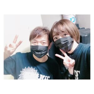 Satomi Sato Instagram - *
*
*

もうすぐ6月が終わりますね。

皆さんにとって、どんな月になりましたか？

基本的におひとり様満喫タイプでお馴染みの（？）わたしは
何故か、人と会ってお茶やご飯を楽しむ機会が
多くありました。ありがたや✨

*

大好きな大好きな心の妹♡西明日香ちゃんとも
久しぶりに会ってご飯をしましたよ〜☺️

フレンチトーストやオシャレご飯を食べながら
最近のこと、こどものこと、たくさんお喋りしました。

まさか、西ちゃんと子どもの話をする日がくるなんて…！
うれしくってくすぐったくて不思議な気持ち。
両頬がジンジンするくらいずっと笑っていられて
幸せなひとときでございました♡

後日、わざわざ誕生日プレゼントを送ってくれて…
ねえ！みんな！見て！！この可愛いアクセサリーを！！！
センスが良い！最高！！！可愛すぎて付けるのがもったいない😡
気遣い屋さんで優しい西ちゃんが、益々大好きになったのでした。らぶ。
好き過ぎて、もうすでに会いたいです🥹笑

*
*

人の相談に乗ったり、乗ってもらったり
もう思い出せない様な他愛のない話をして
少し疎遠になっていた大好きな子たちと久々連絡を取り合ったり
大好きな友達の幸せを一緒になって喜んだり。

誰かと関わる時間は、今までにない考えや発想と巡り会えて
ワクワクするから私にとっては、物凄く刺激的。

美味しいものを一緒に食べたり飲んだりしてるだけで
親密度が上がる様な気になるのって私だけでしょうか。
そうですか🥹ははっ

おひとり様を楽しむタイプなので
人と会うと「ひー！」ってなるけど、やっぱり楽しいね…！

良き刺激をいただいて気持ちが満たされたので
またストーリーで質問コーナー的なあれを
やっちゃおうかなと思案中です。💭

*
*
* 
*

そんな日々を過ごしていたら
信じたくない、悲しい報せが届きました。
今でも気持ちの整理が出来なくて
また会えそうな気すらしています。

楽しかった思い出が浮かぶたびに
辛くて悲しい気持ちになってしまうけど
ふと「亡くなった方のことを思うと、その人に綺麗な花が
降り注ぐ、周りに綺麗な花が咲く。」
という話を聞いたことを思い出しました。
（うろ覚えなので、色々曖昧ですみません。）

それなら、悲しくて苦しい気持ちで思い出すよりも
今までの感謝の気持ちや楽しかった気持ちで
記憶を辿れたらなと思ったんです。

だってその方が、花の色とか綺麗になりそうじゃないですか…！ 

あくまで気分の問題なんですけど。

私や沢山の方が思う度に、松野さんの周りが
好きな花で満たされて優しい香りがしていたらいいな。

感謝してもしきれません。
本当に、ありがとうございました。
心よりご冥福をお祈りいたします。

松野さんに教えていただいたことを忘れずに
仕事に真摯に向き合っていきたいですし
大好きな人たちとの時間を大切にしたいという気持ちが
より一層強くなりました。

いつか、あちら側に行った時に
「花が多くて、もう大変だったのよー！」
って笑い飛ばしてもらえるかな。

そうだったらいいなと、思います。

*
*
*

長くなりましたが、また新しく始まる月も
みんな楽しく元気に過ごせますように！

*
*
*

#フレンチトースト
#カフェ
#お茶 
#🫖
#楽しい時間
#感謝の気持ち
#松野太紀 さん
#ありがとうございました