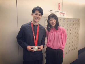 Satoshi Tsumabuki Instagram - #しゃべくり007 

高木菜那さん、お疲れ様でした！
たくさんの感動をありがとうございました！

#サプライズ
#高木菜那
#高木美帆 
#佐藤綾乃
#メダルをかけさせていただきありがとうございました！