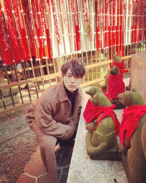 Satoshi Tsumabuki Instagram - 毎年恒例の作詞家小竹さんとの初詣⛩

おみくじ引いたら凶だった😱
凶って何にも良いこと書いてないのねw

でも、今が凶ならあとはもう運気はあがるのみ！

今年も良い年にします！🥊

#初詣
#小竹正人
#おみくじは凶 
#でも負けない
#前進あるのみ

Our annual “First shrine visit of the New Year” with lyricist Odake-san.

I picked a fortune telling message, which read “Kyo” (unlucky)
There’s nothing good written on a “Kyo” fortune.

But if unlucky now, only good can occur here in forth!

I will make it another amazing year!

#hatsumode
#masatoodake
#unluckyfortune
#neverlose
#onlymovingforward