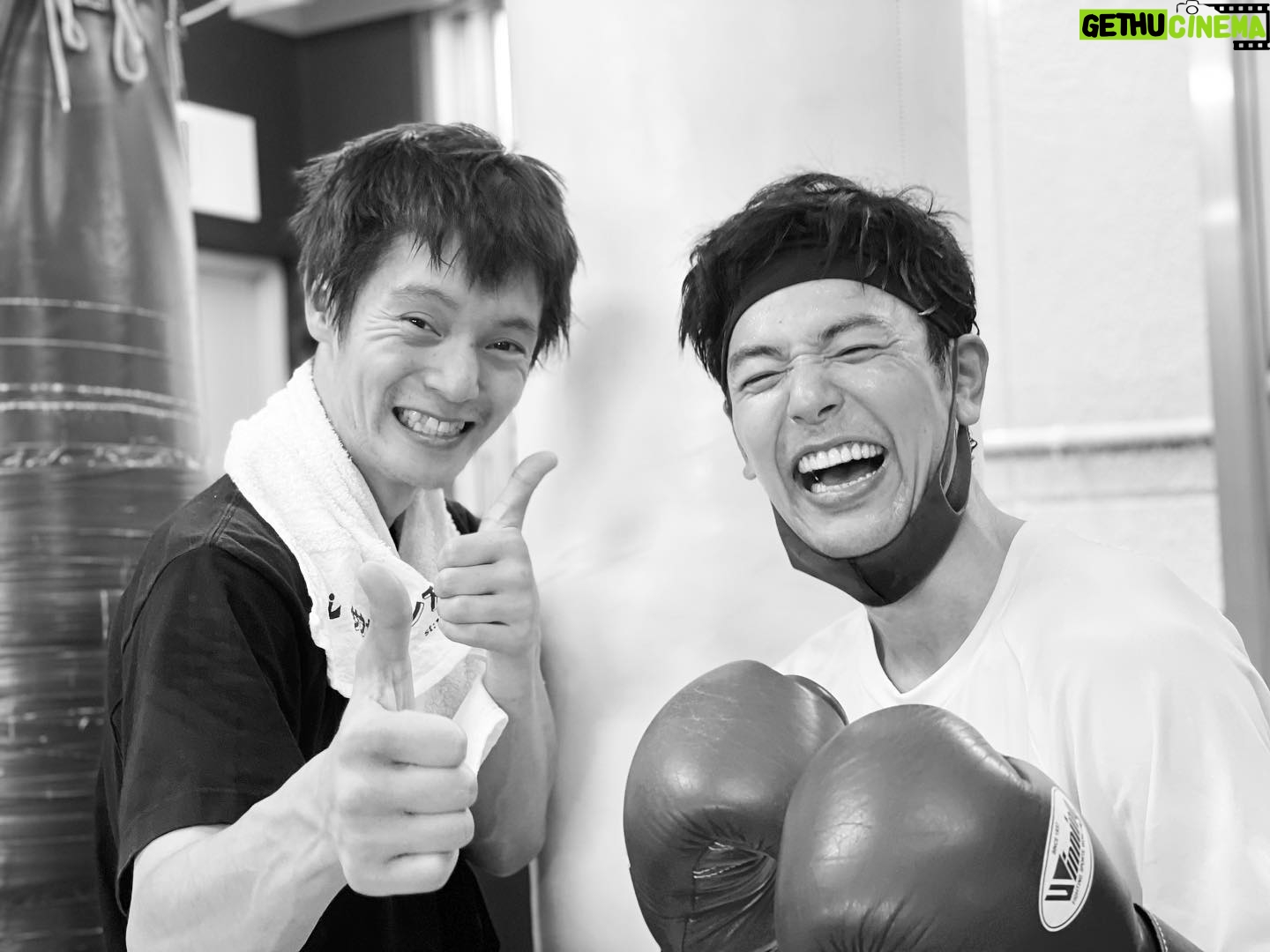Satoshi Tsumabuki - 55.2K Likes - 観戦以来のボクシング練習は、窪田くんと
今日もいい汗かきました🥊
#窪田正孝
#窪田くんのジャブ早い
#最近ボクシングの投稿しかしてないな