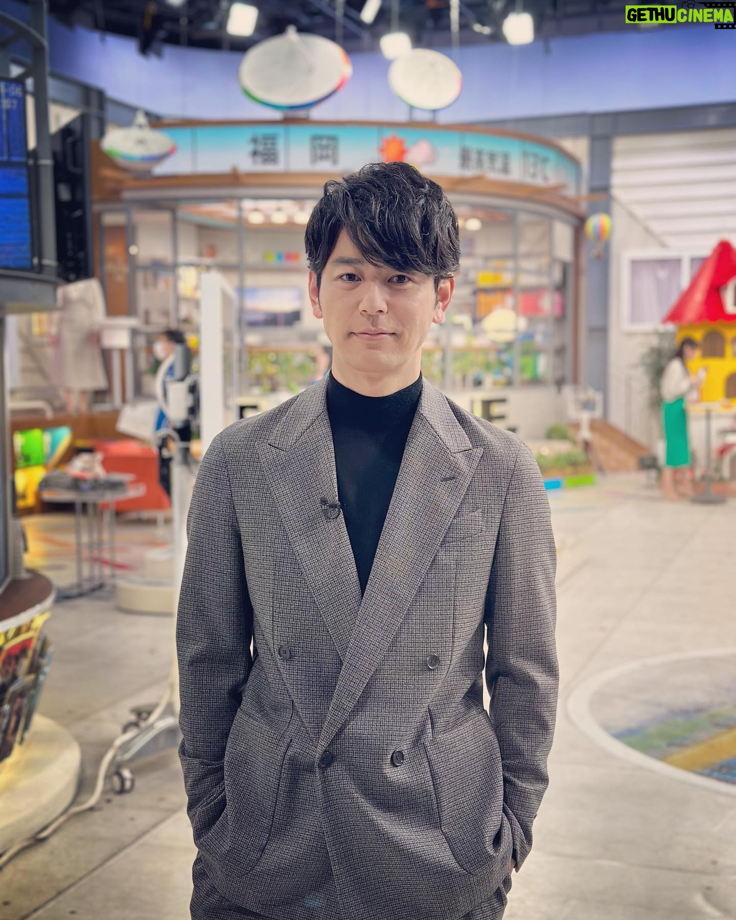 Satoshi Tsumabuki - 47.5K Likes - 遅くなりましたが…
明けましておめでとうございます。今年もよろしくお願いします🎍
2023年の抱負は「良い加減であること」。
もちろんいい意味の方です。
何事も頑張りすぎず、ほどほどにしておけば、同じ景色もまた違った風に見えるかも。
皆様にとって、今年も良い年でありますように…✨
#2023年
#良い加減
#仕事始め
#テレビジャック
#thetime
#ラヴィット
#ひるおび
#ゴゴスマ
#nスタ
#getready
A belated Happy New Year to all!! Asking all for your continued support!!🎍
My goal for 2023 is to be “iikagen.” Which can have 2 different meanings; either being, “sloppy” or “moderately.”
Of course, I mean it in the better way.
I want to live my life moderately, without being overbearing in any way.
This is how I want to live for 2023.
And may this be a year of great progress for all!!
#2023
#movingforward
#ayearofprogress
#newproject
#tvjack
#thetime
#yearoftherabbit
#hiruobi
#gogosma
#nsta
#getready