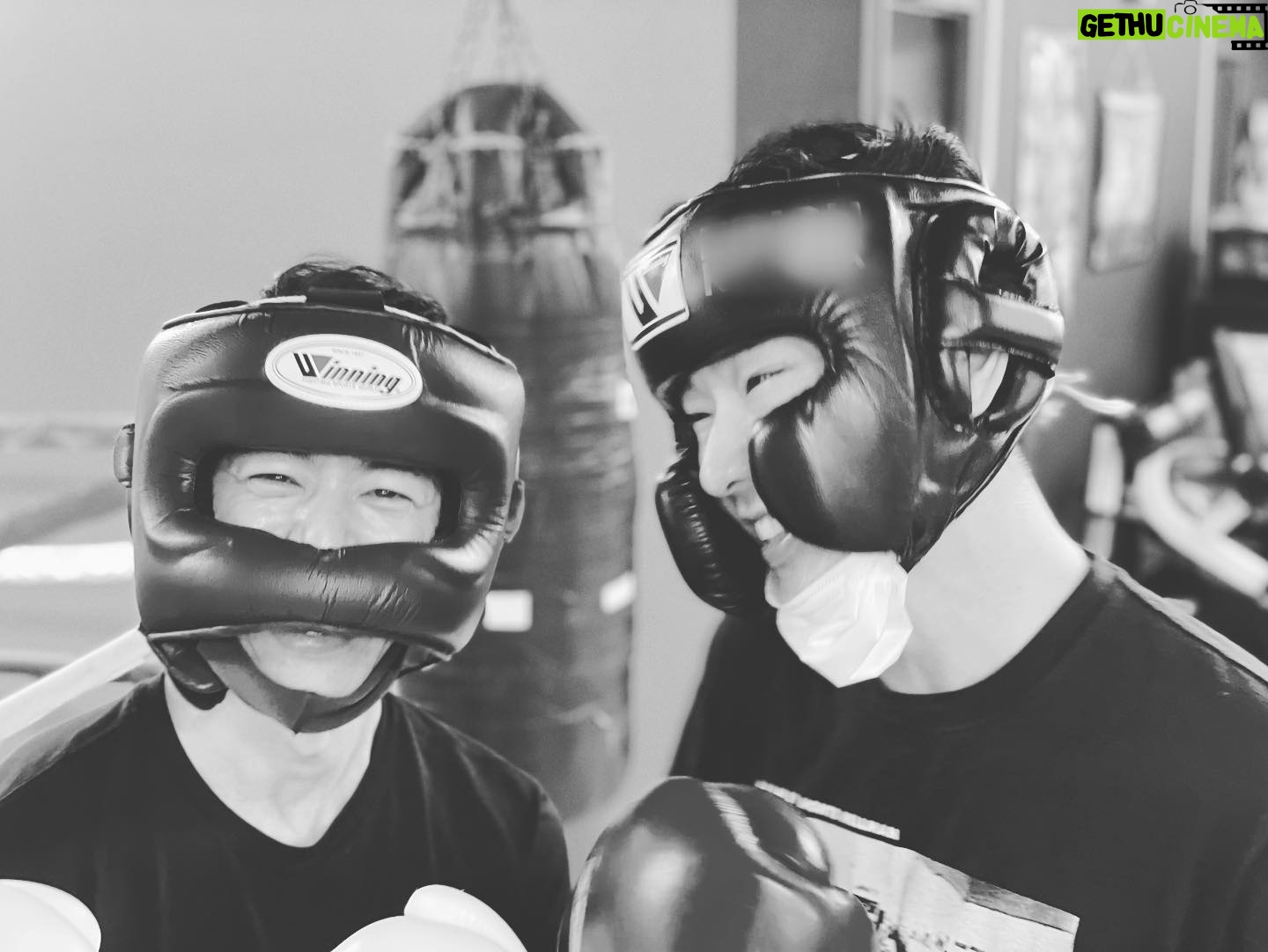 Satoshi Tsumabuki - 42.7K Likes - 今日は佑とボクシング🥊
いい汗かきました
#柄本佑
#ボクシング仲間
#むしろ先輩