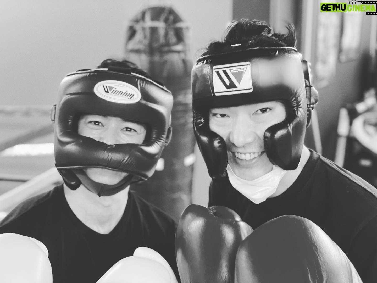 Satoshi Tsumabuki - 42.7K Likes - 今日は佑とボクシング🥊
いい汗かきました
#柄本佑
#ボクシング仲間
#むしろ先輩