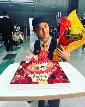 Satoshi Tsumabuki Instagram - この度、夜マック店長に就任することになりました

夜マック

皆さん、よろしくお願いします

#夜マック店長
#マクドナルド 
#ドラキュラ
#メイク時間3時間半
#付け爪はトイレが大変
#とっても豪華な誕生日ケーキありがとうございました！