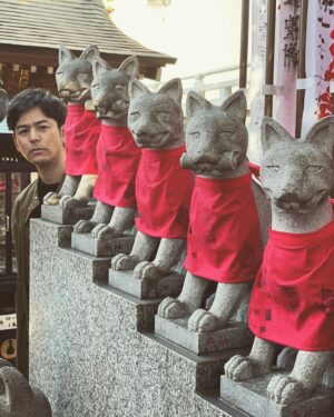 Satoshi Tsumabuki Instagram - 少し遅くれてしまいましたが、毎年恒例の小竹さんとの初詣⛩

今年は小吉

小吉ってなんとなく、よし！頑張るぞ！って気にさせてもらえて好きです

今年も良い年となりますように！

#小竹正人
#豊川稲荷
#初詣
#後厄