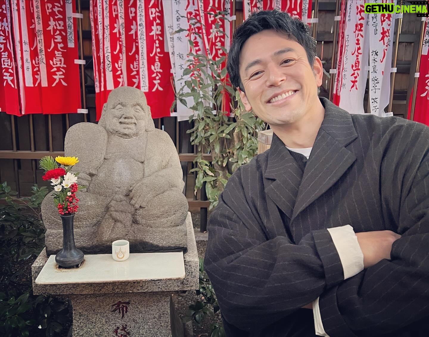 Satoshi Tsumabuki - 44.3K Likes - #初詣
毎年恒例、作詞家小竹さんと初詣⛩️
おみくじ、今年は吉でした
初詣って7日までに行くものなんだね
知らなかった😳
今年もよろしくお願いします!
#豊川稲荷
#小竹正人
Our annual “First shrine visit of the New Year” with lyricist Odake-san.
I picked a fortune telling message, which read “Kichi” (good luck)
I didn't know that I had to visit New Year's visit by the 7th.
Wishing you all the best in the new year!
#hatsumode
#toyokawainari
#masatoodake
