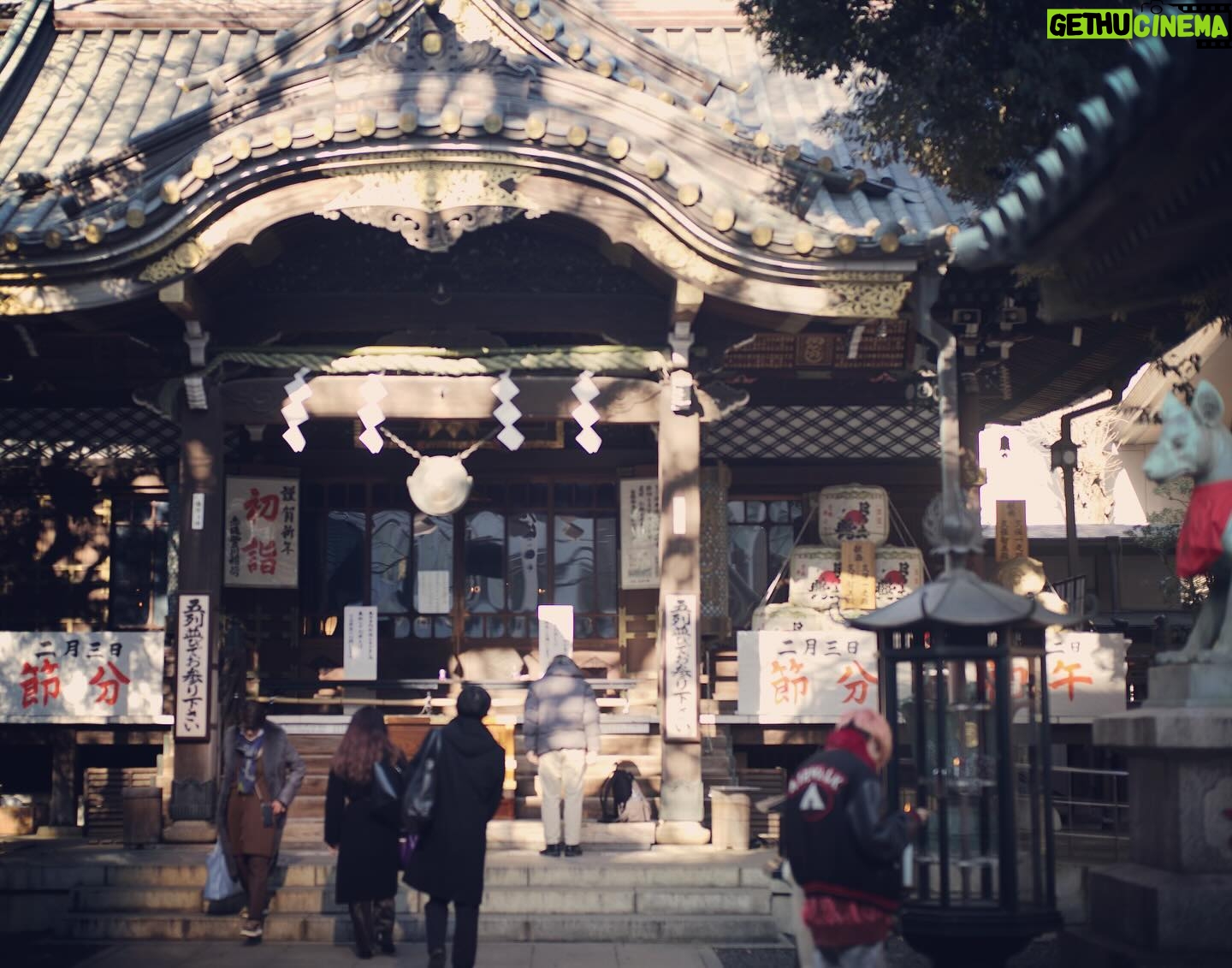 Satoshi Tsumabuki - 44.3K Likes - #初詣
毎年恒例、作詞家小竹さんと初詣⛩️
おみくじ、今年は吉でした
初詣って7日までに行くものなんだね
知らなかった😳
今年もよろしくお願いします!
#豊川稲荷
#小竹正人
Our annual “First shrine visit of the New Year” with lyricist Odake-san.
I picked a fortune telling message, which read “Kichi” (good luck)
I didn't know that I had to visit New Year's visit by the 7th.
Wishing you all the best in the new year!
#hatsumode
#toyokawainari
#masatoodake