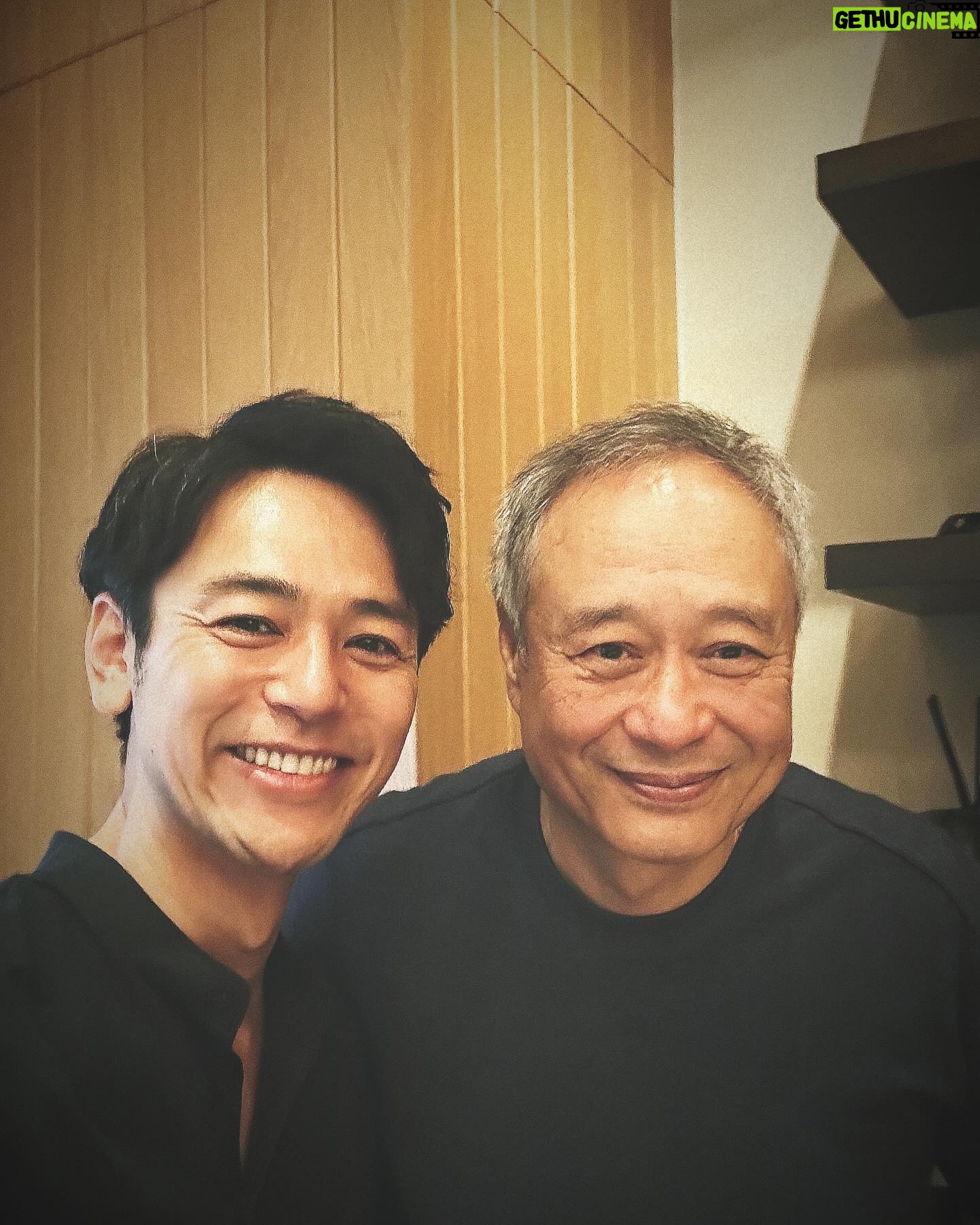 Satoshi Tsumabuki - 44K Likes - #李安
尊敬するアン・リー監督と対談
自分の人生で最も影響を与えた映画「ブロークバック・マウンテン」
この映画との出会いが、私の大きな転機に繋がりました
「時に、俳優というのは不公平だ。どうしても目を惹きつけてしまう俳優がいる。たとえ隣で誰かがどんなに良い芝居をしたとしても。私の心の中で、ヒース•レジャーは今でも最高の俳優です。」と仰った監督は、まだ彼と撮影をしているようにも見えた
俳優にとって最も重要なことはfreshであること
その言葉を胸にこれからも頑張りたいと思います
#anglee
#brokebackmountain
#heathledger
#僕のために時間を作ってくださりありがとうございました
I had a conversation with the movie director Ang Lee whom I respect very highly.
“Brokeback Mountain” is the most influential film to me in my life as an actor.
Encountering this movie was a big turning point in my acting career.
The director said to me, “Actors are unfair. There are some actors who just fascinate you, no matter how good others play out their roles in the same scene. In my mind, Heath Ledger is still hands-down the best actor.” The director, as he was saying this, seemed like he was in the moment of actually filming him.
He also said, “Keeping a fresh mind is the most important thing for actors.”
From now on, I will do my best while keeping his words tucked away deep in my heart.
I am very grateful to him for making this special time for me.
#anglee
#brokebackmountain
#heathledger