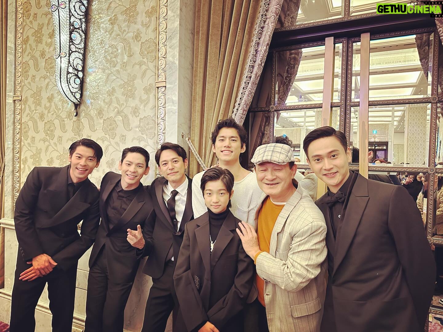 Satoshi Tsumabuki - 53K Likes - #goldenhorse
台湾の映画界って、みんな家族みたいでとっても温かい
席に座ってたら、みんな会いに来てくれて本当に嬉しかった
ありがとう、台湾!
また会いましょう!
Everyone in the Taiwanese Film Industry is like family to me, which kept me so warm!
As I was just sitting in my seat, many people came up to greet me.
Thank you Taiwan!!
See you again soon!!
#張震
#満島ひかり
#許光漢
#李安
#李屏賓
#劉冠廷
#林柏宏
#朱軒洋
#吳慷仁
#柯震東
#李康生
#宗芸樺
#邵雨薇