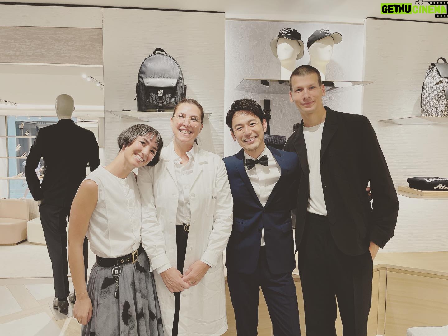 Satoshi Tsumabuki - 51.6K Likes - ヴェネツィア国際映画祭、無事に参加することができました
衣装間に合った!
ロストバゲージしたおかげで、ヴェネツィアの方々の優しさに触れることができました
DIORの皆さん、特にサムとアンナには心から感謝!
ヴェネツィア映画祭に来たことを素晴らしい思い出にして欲しいと、衣装一式、プレゼントしてくださった
なんて心優しいんだ😭
素晴らしい出会いに感謝!
#ある男
#ヴェネツィア国際映画祭
#dior
#ロストバゲージでもたまにはいいことある
#venicefilmfestival
#thankssum&anna
#iwillneverforgetyou