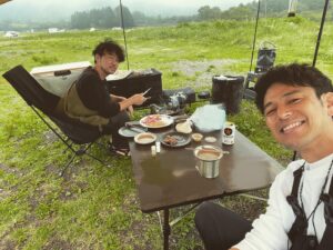 Satoshi Tsumabuki Instagram - 久しぶりに兄とキャンプ

念願のふもとっぱらキャンプ場へ

朝、とっても綺麗な富士山さんに会えました

行けば行くほど好きになるなぁ

兄貴、いつもありがとう！

#兄弟
#キャンプ
#ふもとっぱら 
#キャンパーの聖地
#富士山