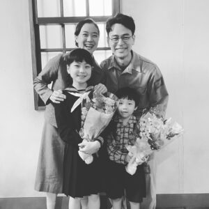Satoshi Tsumabuki Instagram - 伝え続けていかなければならないことが、僕たちにはある
目を逸らさずにしっかりと見届けて欲しい
想いはきっと届くと信じています

終戦ドラマ　

「しかたなかったと言うてはいかんのです」

NHK総合　22:00〜
今夜放送となります

是非ご覧ください

#蒼井優
#永山絢斗
#鶴見辰吾
#山西惇
#辻萬長
#毎田暖乃
#大川拓己
#中原丈雄
#若村麻由美
#nhk
#ドラマ