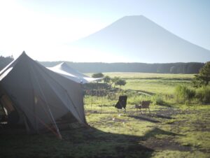 Satoshi Tsumabuki Instagram - 久しぶりに兄とキャンプ

念願のふもとっぱらキャンプ場へ

朝、とっても綺麗な富士山さんに会えました

行けば行くほど好きになるなぁ

兄貴、いつもありがとう！

#兄弟
#キャンプ
#ふもとっぱら 
#キャンパーの聖地
#富士山