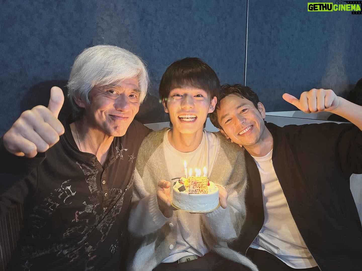 Satoshi Tsumabuki - 61.4K Likes - #誕生日
だいぶ遅れてしまったが、事務所の後輩、日向亘の20歳の誕生日のお祝いを浩市さんと
亘と初めて会った時はまだ中学生だったかな
あっという間に身長も抜かされてしまった
そんな亘とお酒が飲める日が来るなんて…
感慨深いなぁ
まだまだ始まったばかりの俳優人生をとことん楽しんでな
浩市さん、ありがとうございました!
#日向亘
#佐藤浩市
#20歳
#誕生日おめでとう