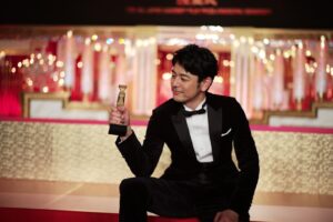 Satoshi Tsumabuki Instagram - 日本アカデミー賞最優秀主演男優賞頂きました

このご褒美を糧にして、さらに高みを目指します！

日本映画、最高！大好き！

#ある男
#日本アカデミー賞
#最優秀主演男優賞
#感謝
#ヴェネツィア国際映画祭の時にロストバゲージした衣装で受賞
