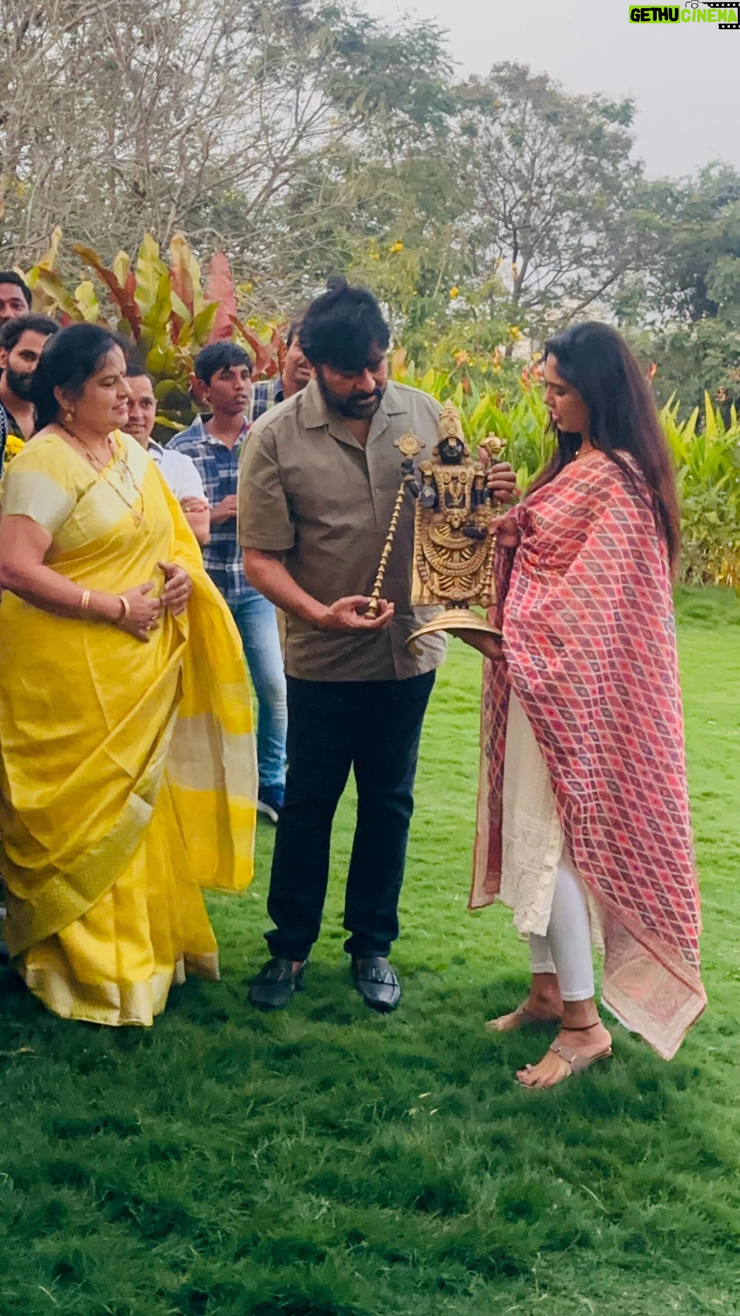 Satya sri - 12.8K Likes - What gives you more satisfaction than keeping your loved ones happy
Giving her this surprise made my day
Nothing is more important than your smile.... Amma❤️
#myqueen
#megastartchiranjivigaru
#satyasri #jabardasth_satyasri #actresssatyasri #instagood #behappy #bepositive #satyasrifanforever #satyasristories