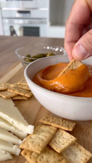 Saúl Craviotto Instagram - PATÉ DE ANCHOAS • Con este paté así de sencillo, siempre acertarás. ¡Es brutal! 👨🏻‍🍳😋 

INGREDIENTES:
1 lata de anchoas 🐟
4 pimientos del piquillo🌶️
1 cucharada colmada de queso crema🧀

#recetasencilla #recetafacil #aperitivo #pate #anchoas #receta