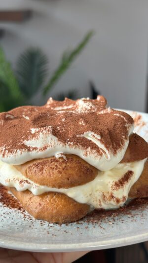 Saúl Craviotto Instagram - TIRAMISÚ EXPRÉS • Para los amantes del café, del dulce y sin demasiado tiempo para cocinar…😅☕️🍰

Ingredientes:
200 ml. Nata 🤍 
250 gr. Mascarpone ⚪️
60 gr. Azúcar ◻️
16 bizcochos soletilla 🍞
Cacao 🍫
Café ☕️ 
Cognac 🥃