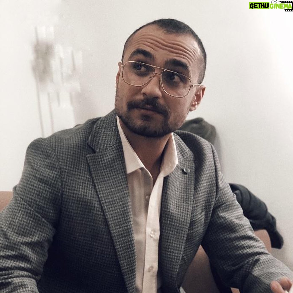 Savaş Satış - 3 Likes - Bugün büyük bir gururla, göğsümüz kabararak Youtube üzerinden başlayan serüvenimizi beyaz perdeye taşıyabildiysek bu mutluluk “S1F1R B1R” i asla yalnız bırakmayan siz seyircilerimizin sayesindedir. Teşekkürler. #sıfırbir #sinemalarda