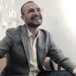 Savaş Satış Instagram - Bugün büyük bir gururla, göğsümüz kabararak Youtube üzerinden başlayan serüvenimizi beyaz perdeye taşıyabildiysek bu mutluluk “S1F1R B1R” i asla yalnız bırakmayan  siz seyircilerimizin sayesindedir. Teşekkürler. #sıfırbir #sinemalarda
