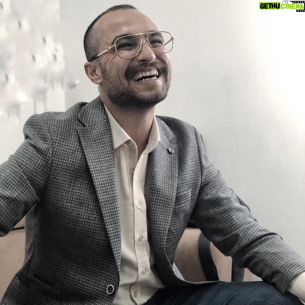 Savaş Satış - 3 Likes - Bugün büyük bir gururla, göğsümüz kabararak Youtube üzerinden başlayan serüvenimizi beyaz perdeye taşıyabildiysek bu mutluluk “S1F1R B1R” i asla yalnız bırakmayan siz seyircilerimizin sayesindedir. Teşekkürler. #sıfırbir #sinemalarda